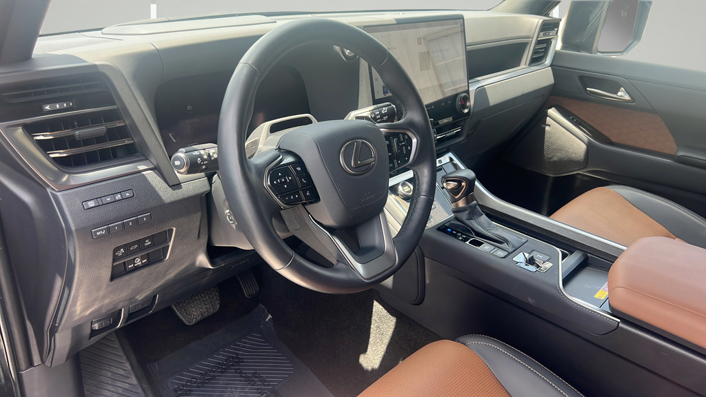 Used 2025 Lexus GX 550 w/ Accessory Package (2T) AWD/4WD image 4