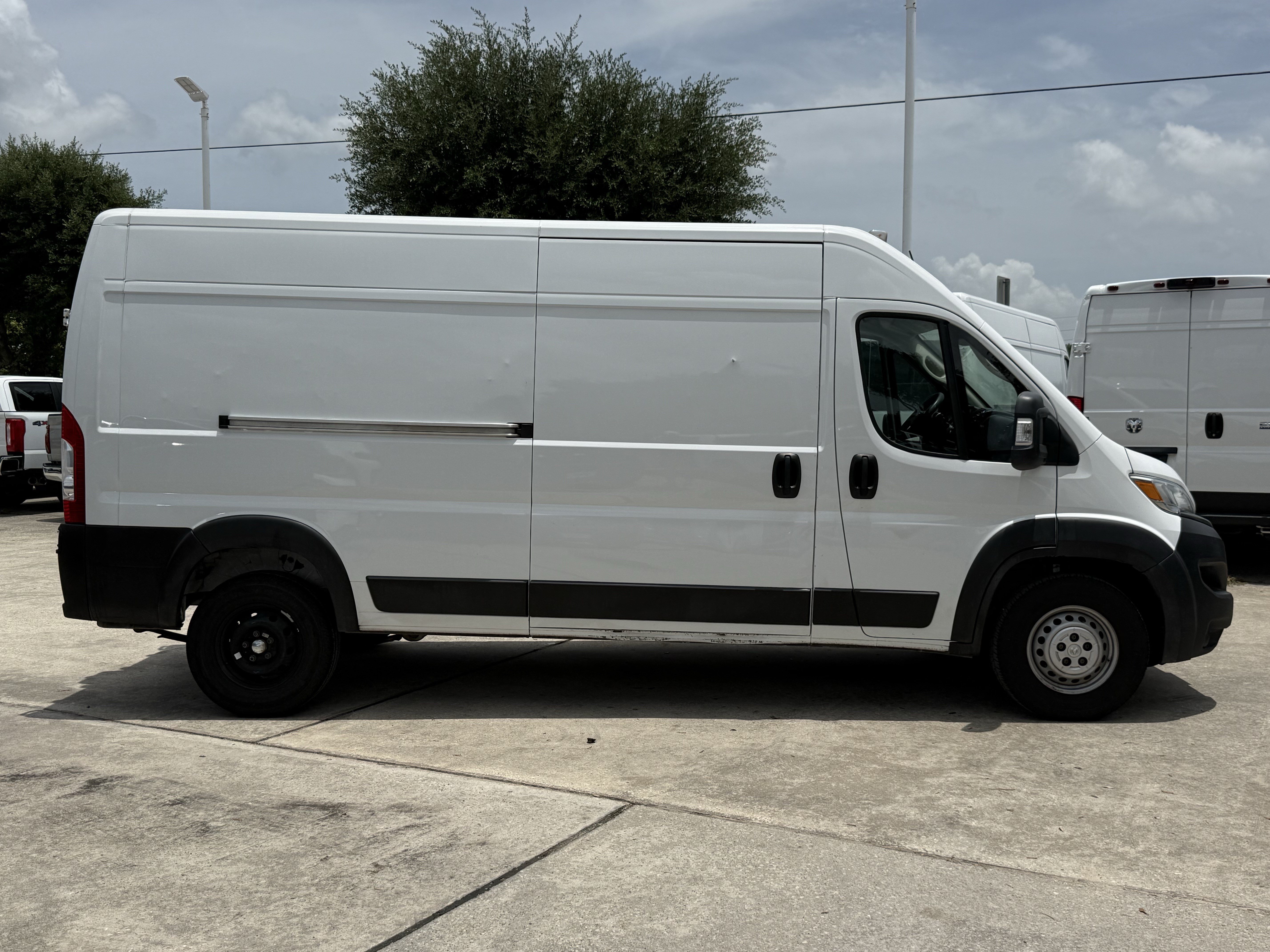 Used 2024 RAM ProMaster 2500 w/ Convenience Group FWD image 3