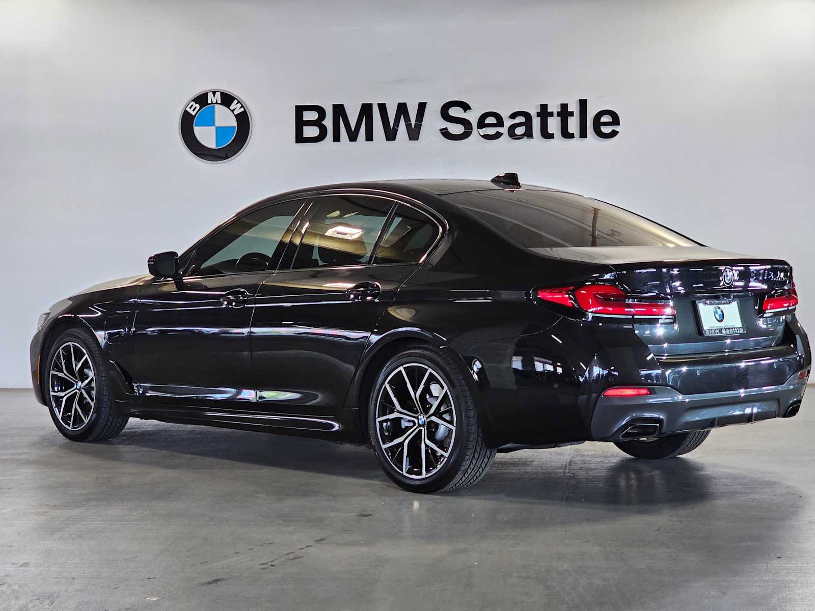 Used 2021 BMW 530e xDrive w/ M Sport Package AWD/4WD image 5