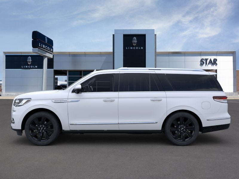 New 2023 Lincoln Navigator L Reserve AWD/4WD image 3