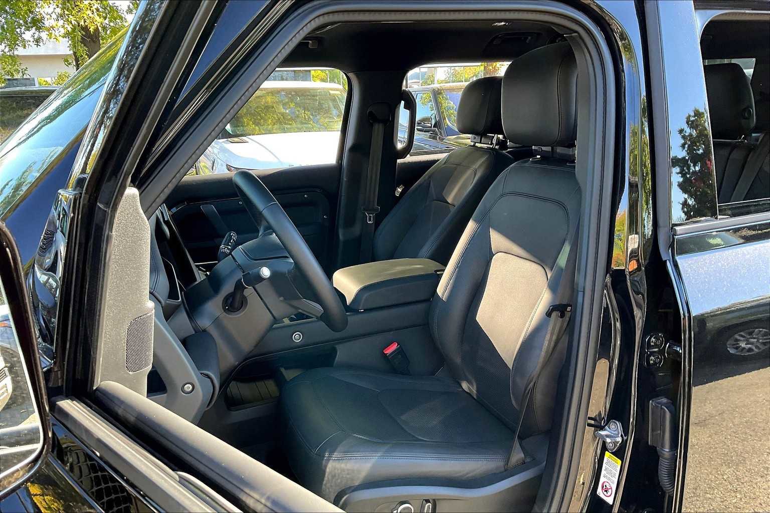 Used 2025 Land Rover Defender 130 S image 27