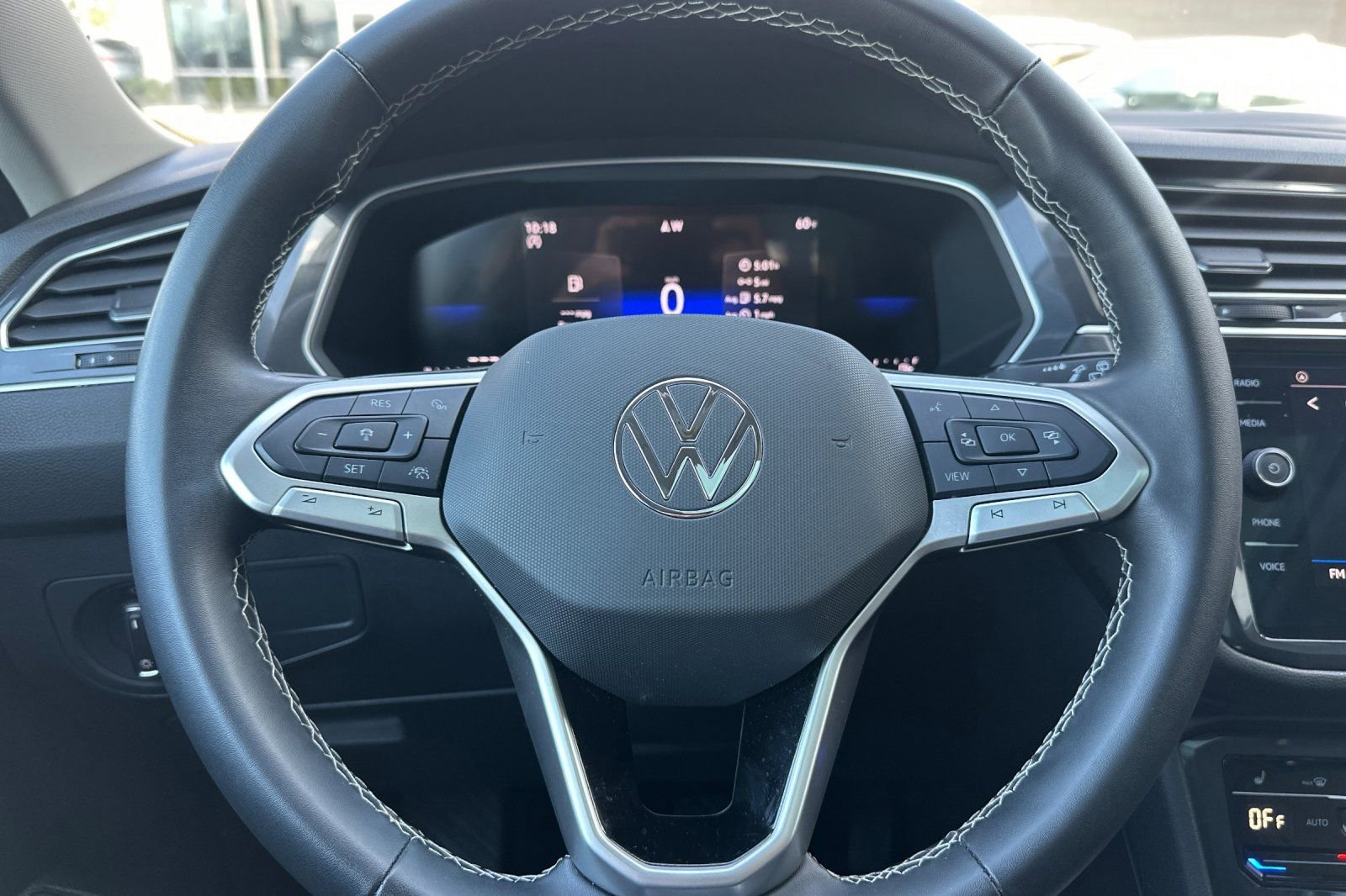 Used 2024 Volkswagen Tiguan SE image 30