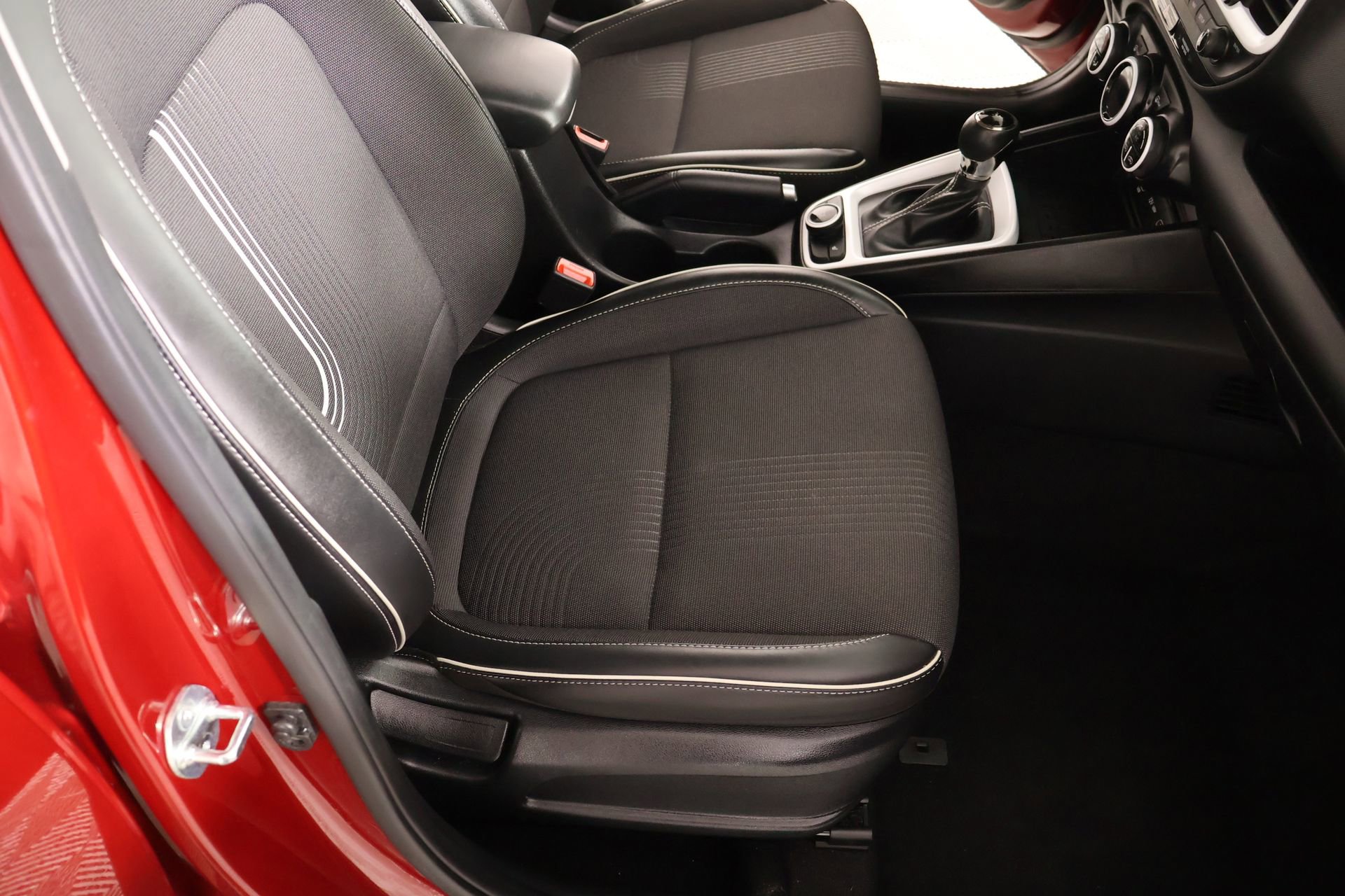 Used 2025 Hyundai Venue Limited FWD image 14