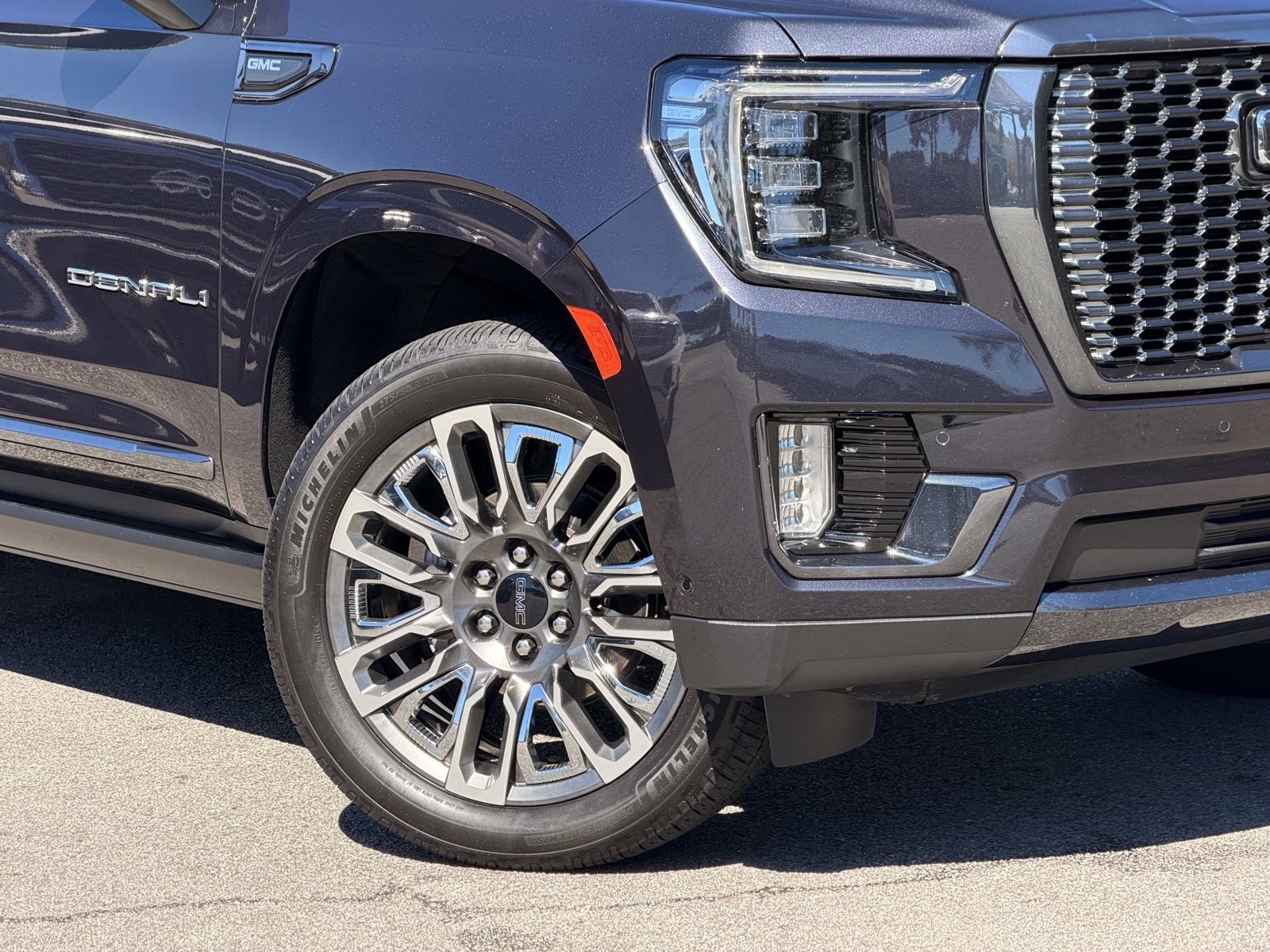 Used 2023 GMC Yukon XL Denali Ultimate AWD/4WD image 3