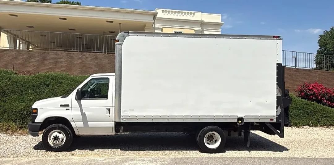 Used 2011 Ford E-450 and Econoline 450 Super Duty RWD image 2