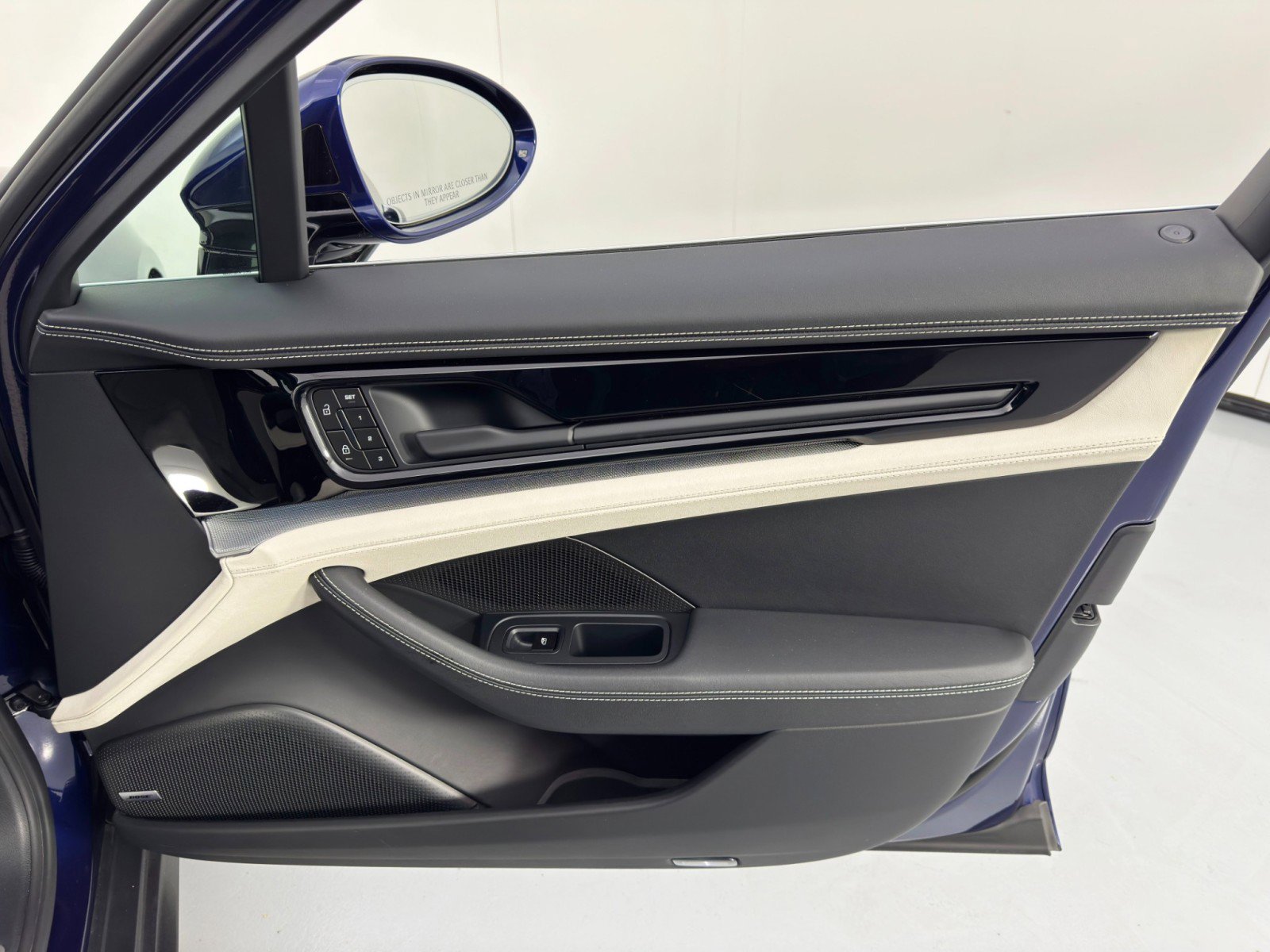 Used 2025 Porsche Panamera 4S w/ Premium Package image 46