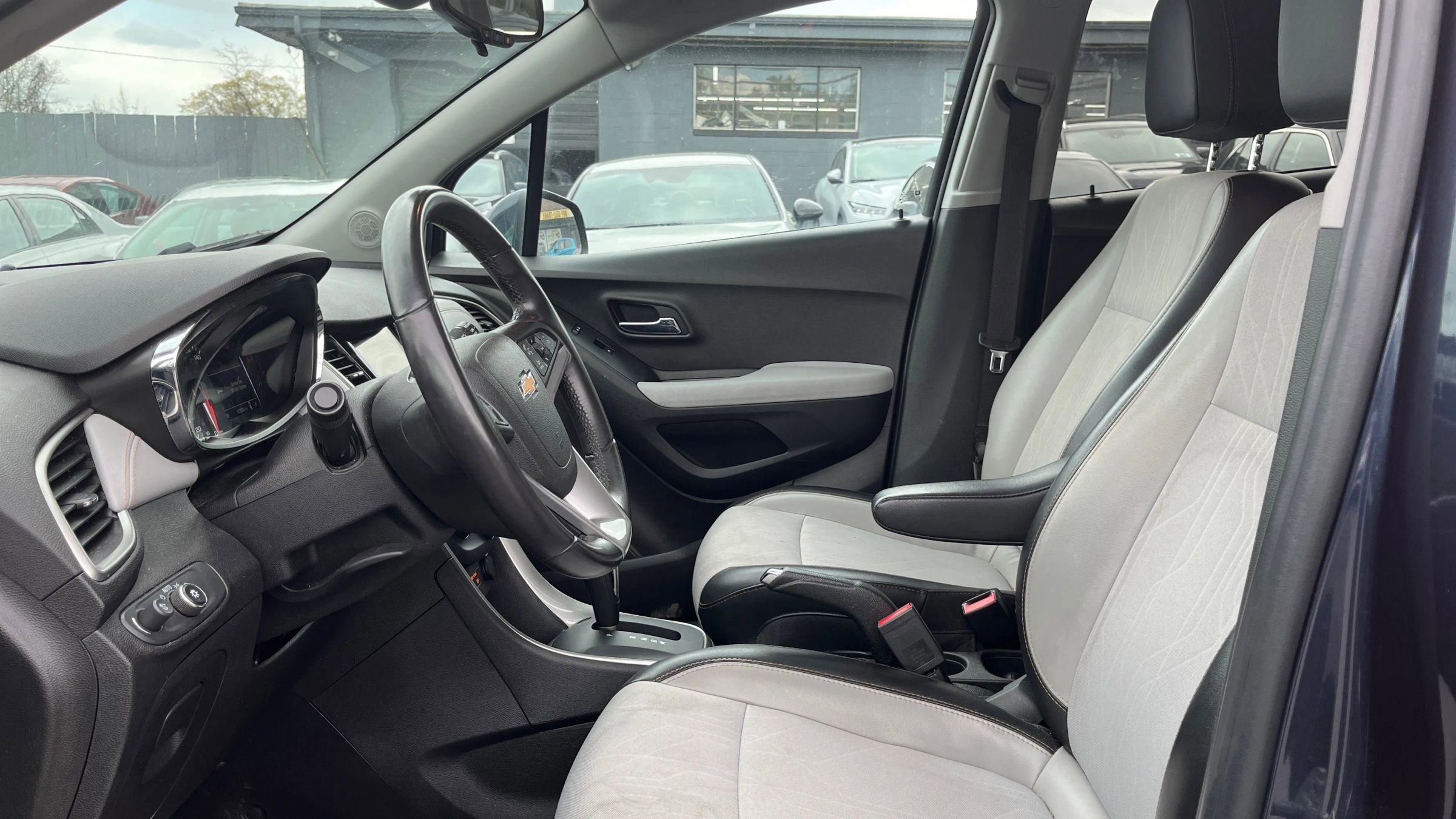 Used 2018 Chevrolet Trax LT w/ Sun & Sound Package image 9