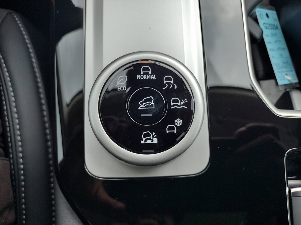 New 2025 Mitsubishi Outlander SE image 12