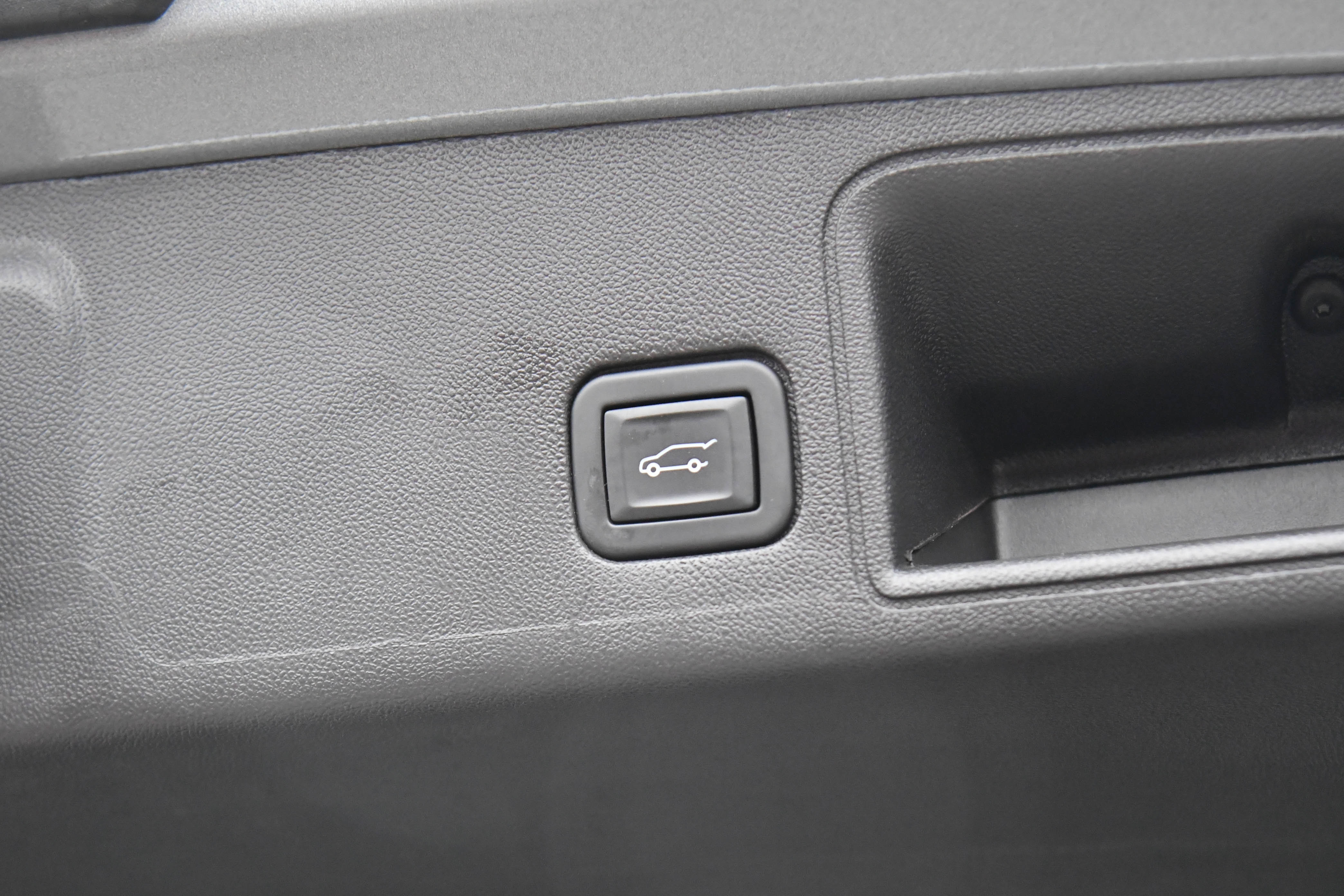 Used 2024 GMC Terrain SLT image 40