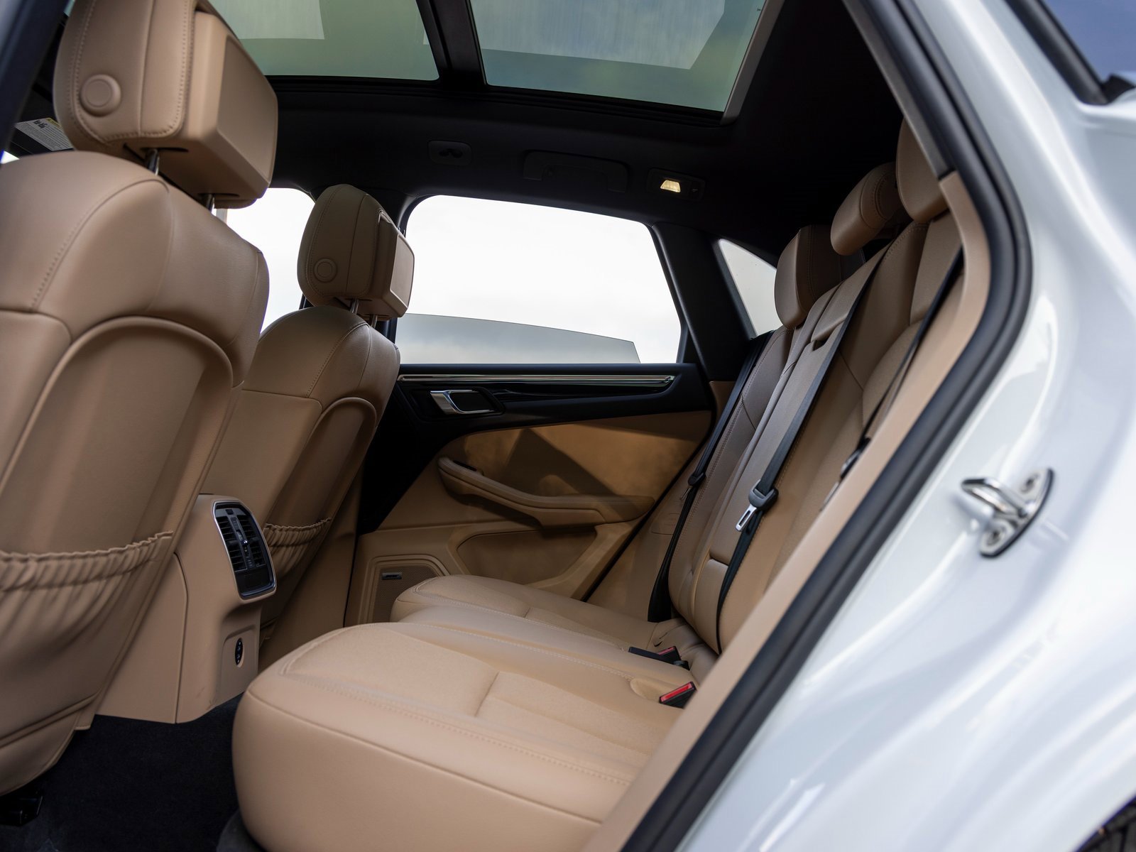 Certified 2025 Porsche Macan image 40