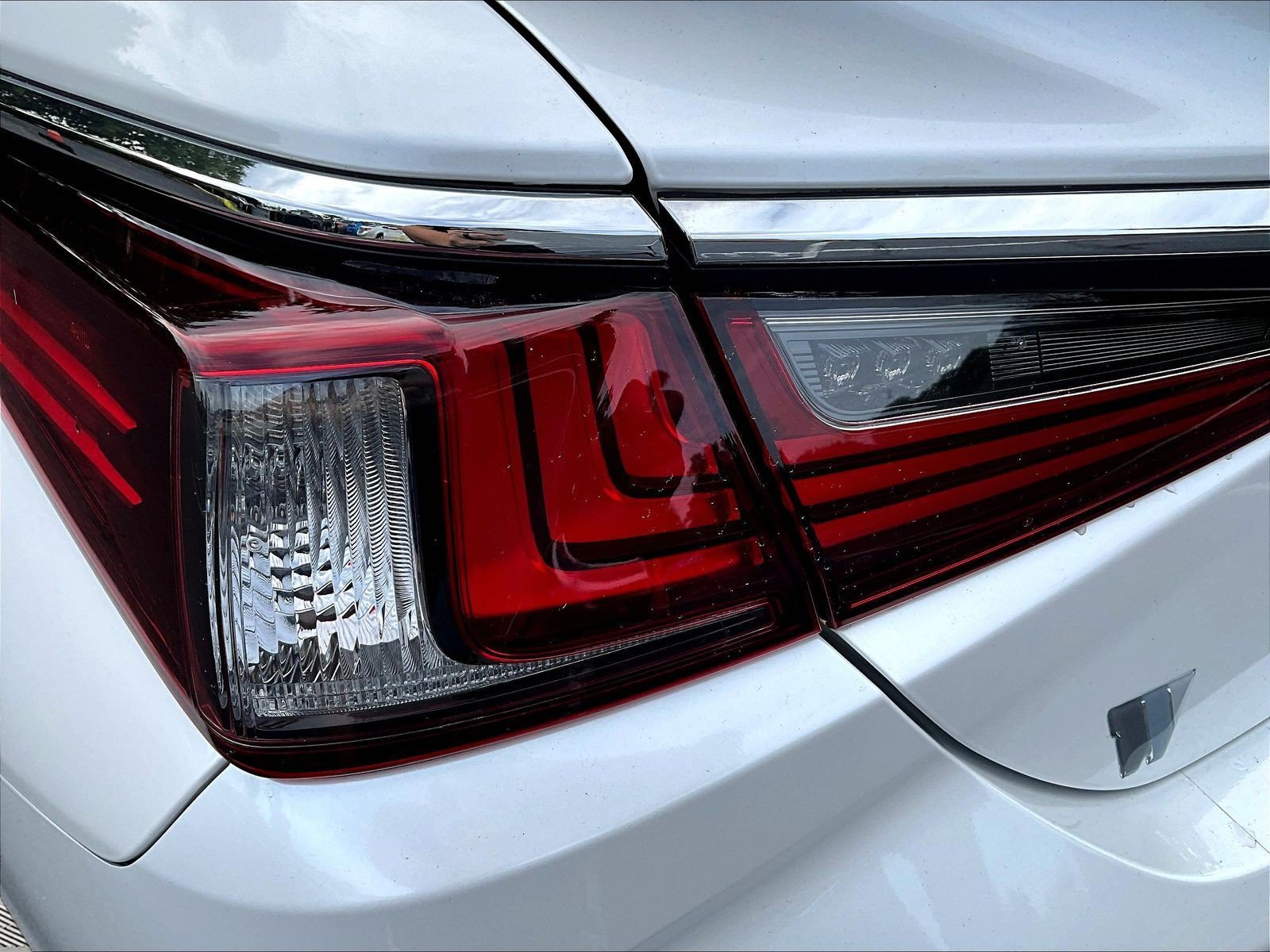 Used 2023 Lexus ES 300h w/ Accessory Package (Z2) FWD image 23