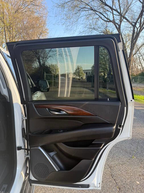 Used 2018 Cadillac Escalade Luxury AWD/4WD image 19