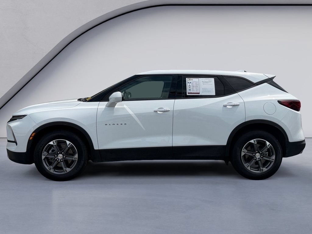 Used 2025 Chevrolet Blazer LT AWD/4WD image 2