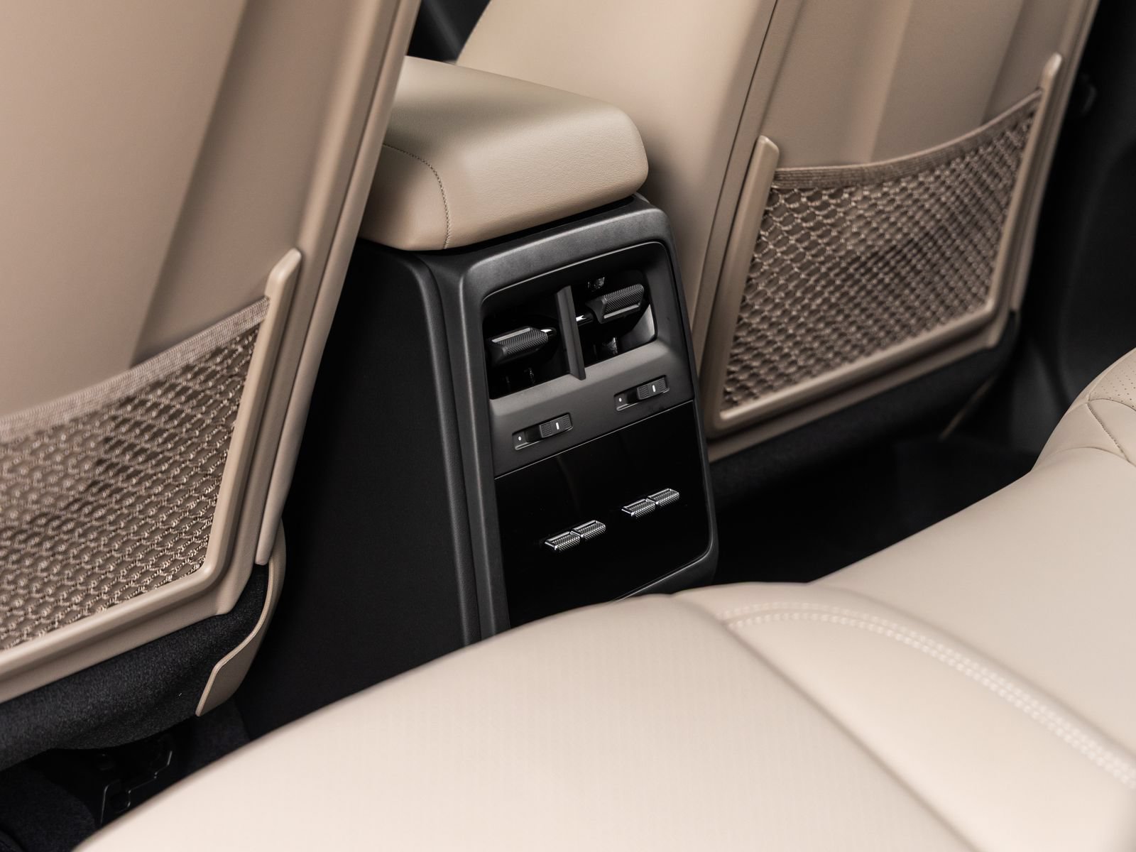 Certified 2025 Porsche Macan Electric RWD image 33