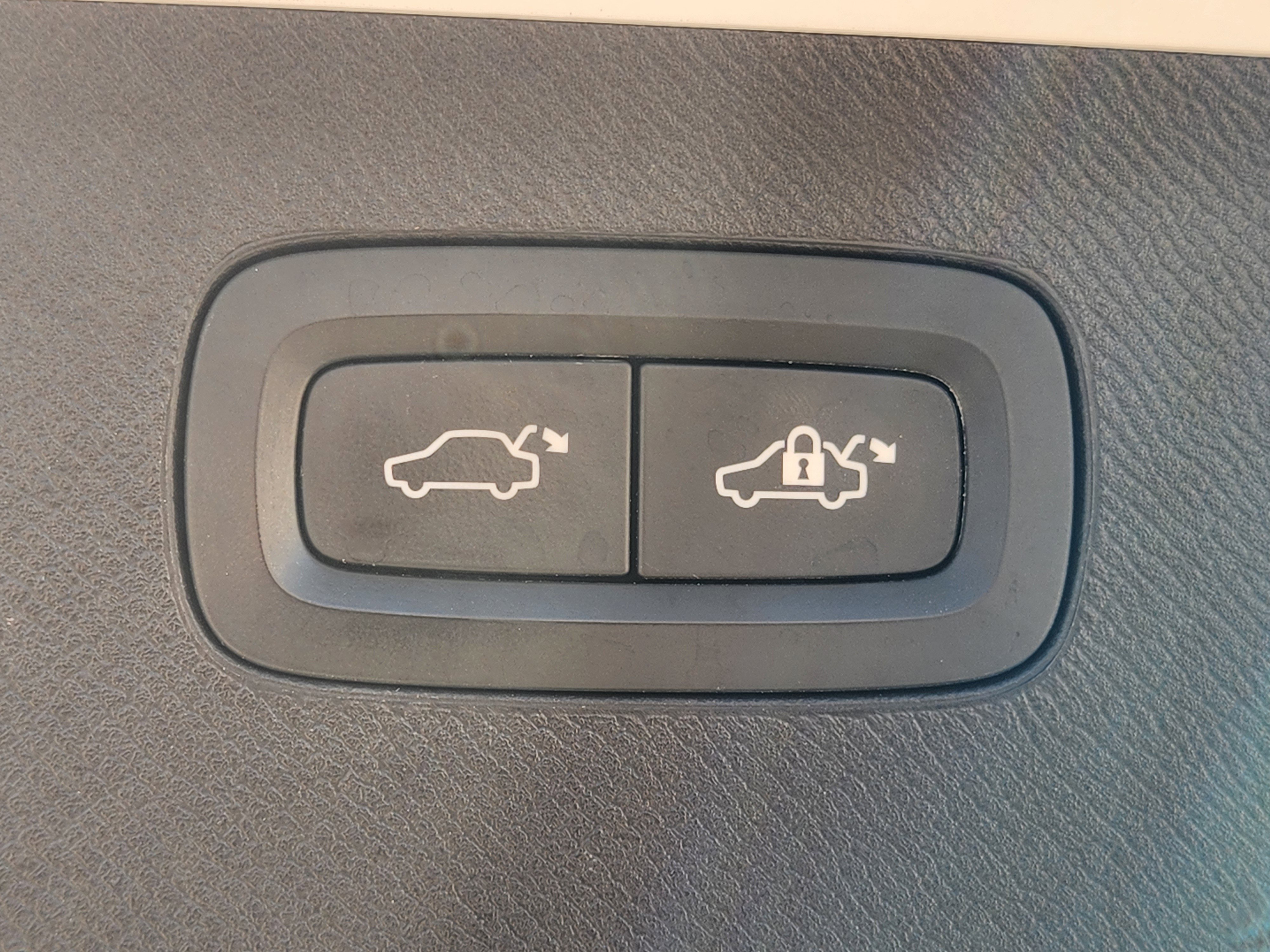 Used 2017 Volvo XC90 T6 Momentum w/ Vision Package image 41