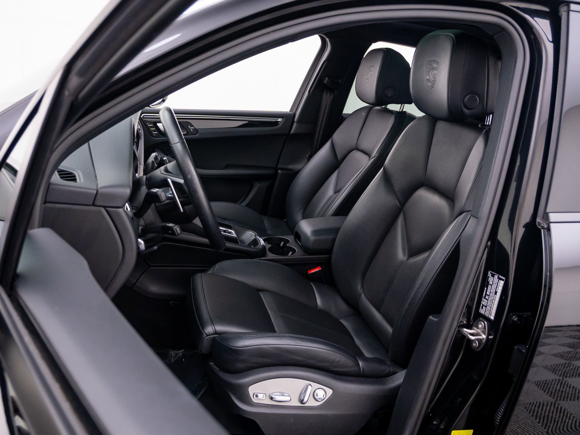 Certified 2023 Porsche Macan AWD/4WD image 5