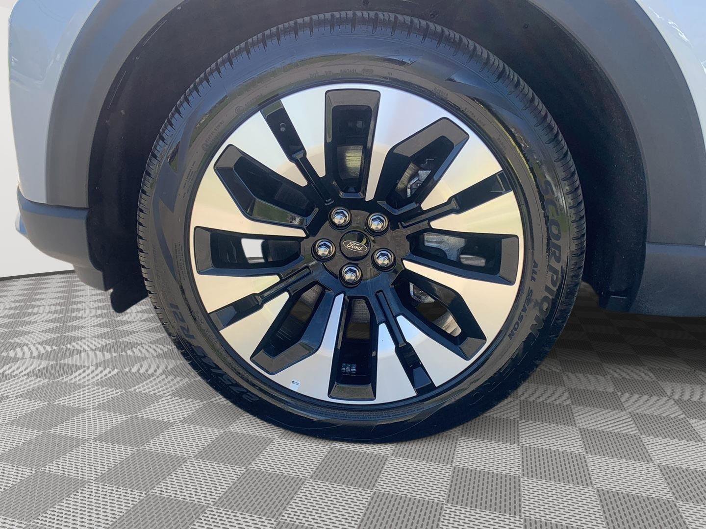 Used 2025 Ford Explorer Platinum w/ LUX Leather Package AWD/4WD image 10