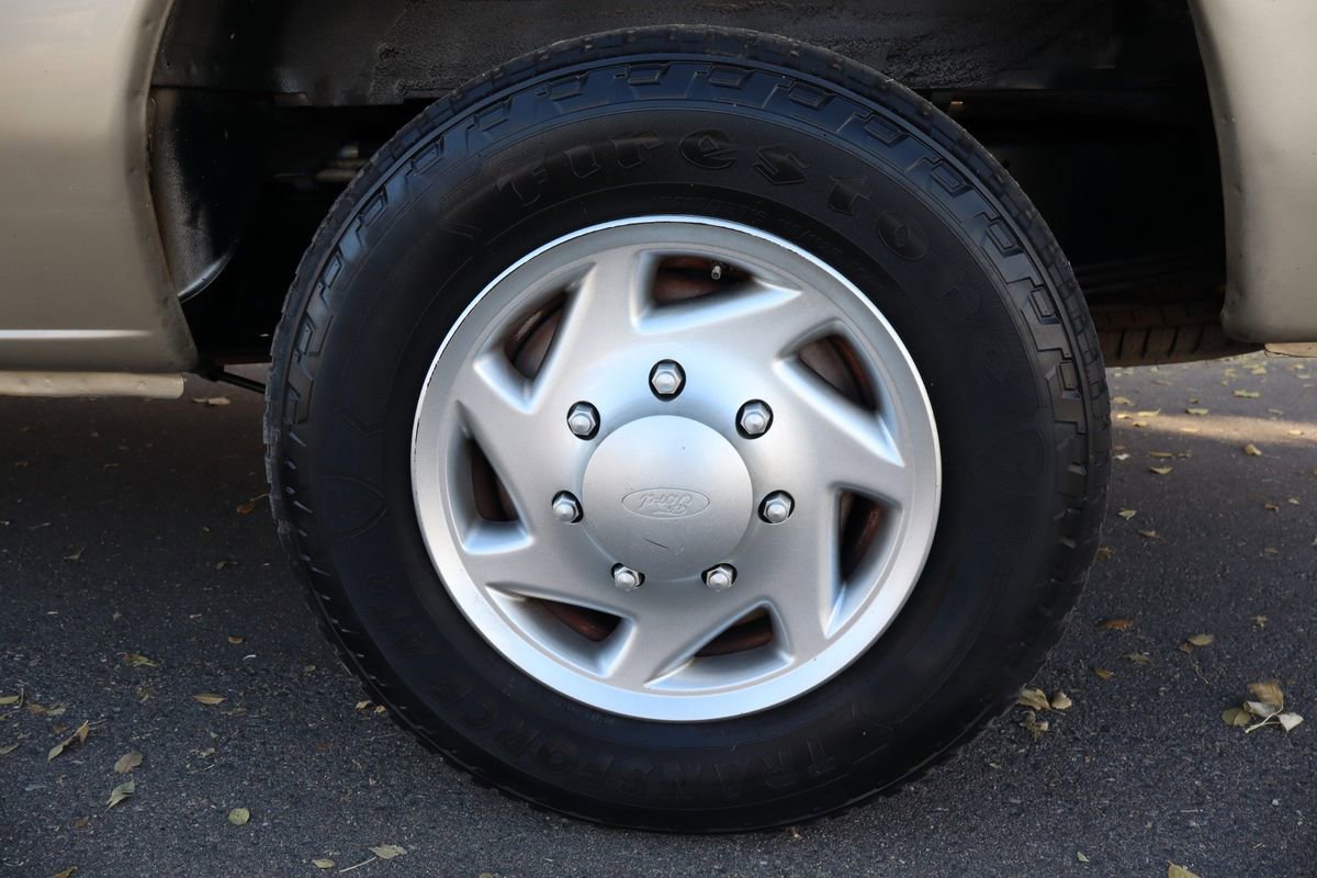 Used 2009 Ford E-350 and Econoline 350 Super Duty Wagon image 42