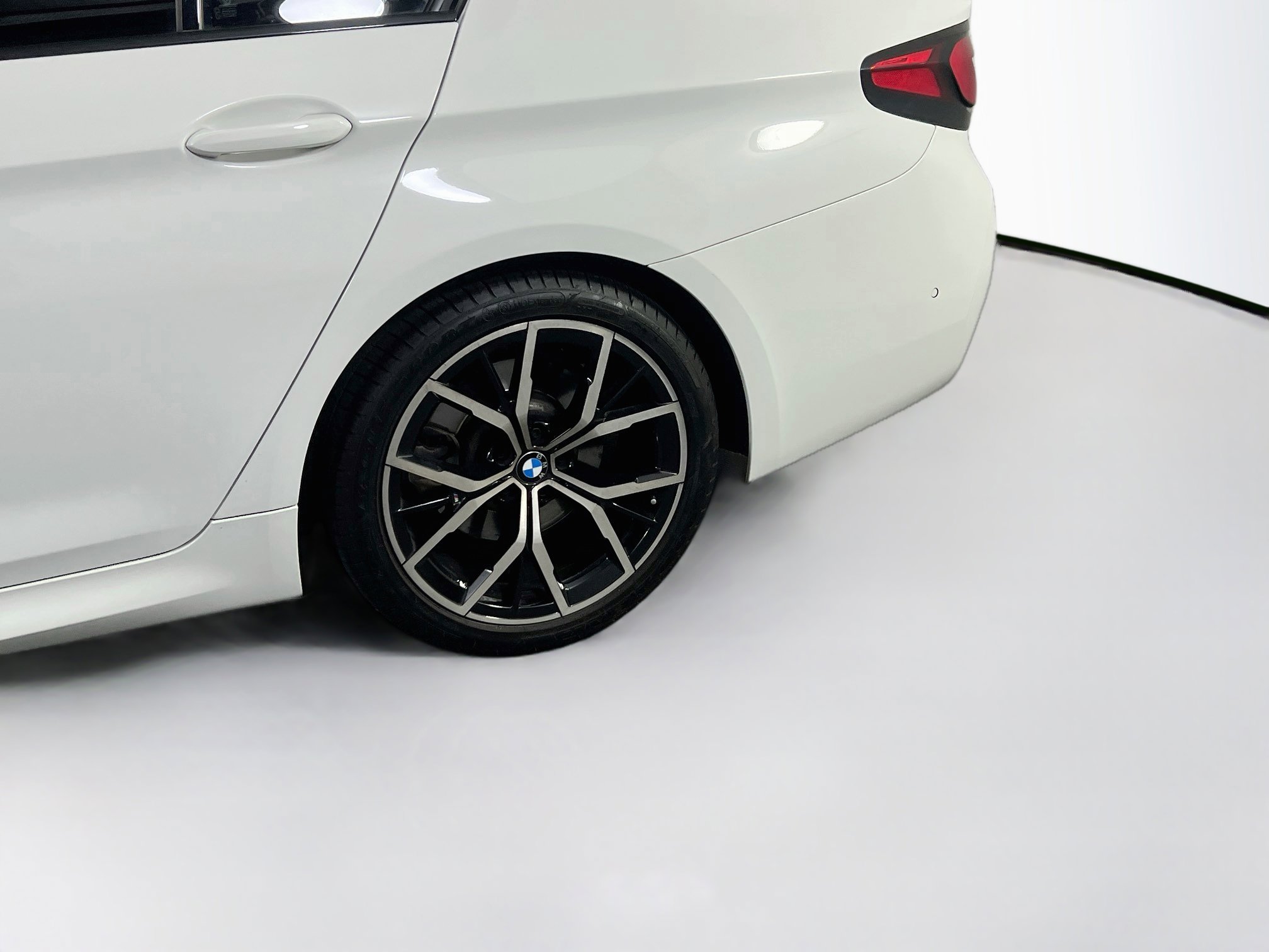 Used 2021 BMW 530i xDrive w/ M Sport Package AWD/4WD image 31