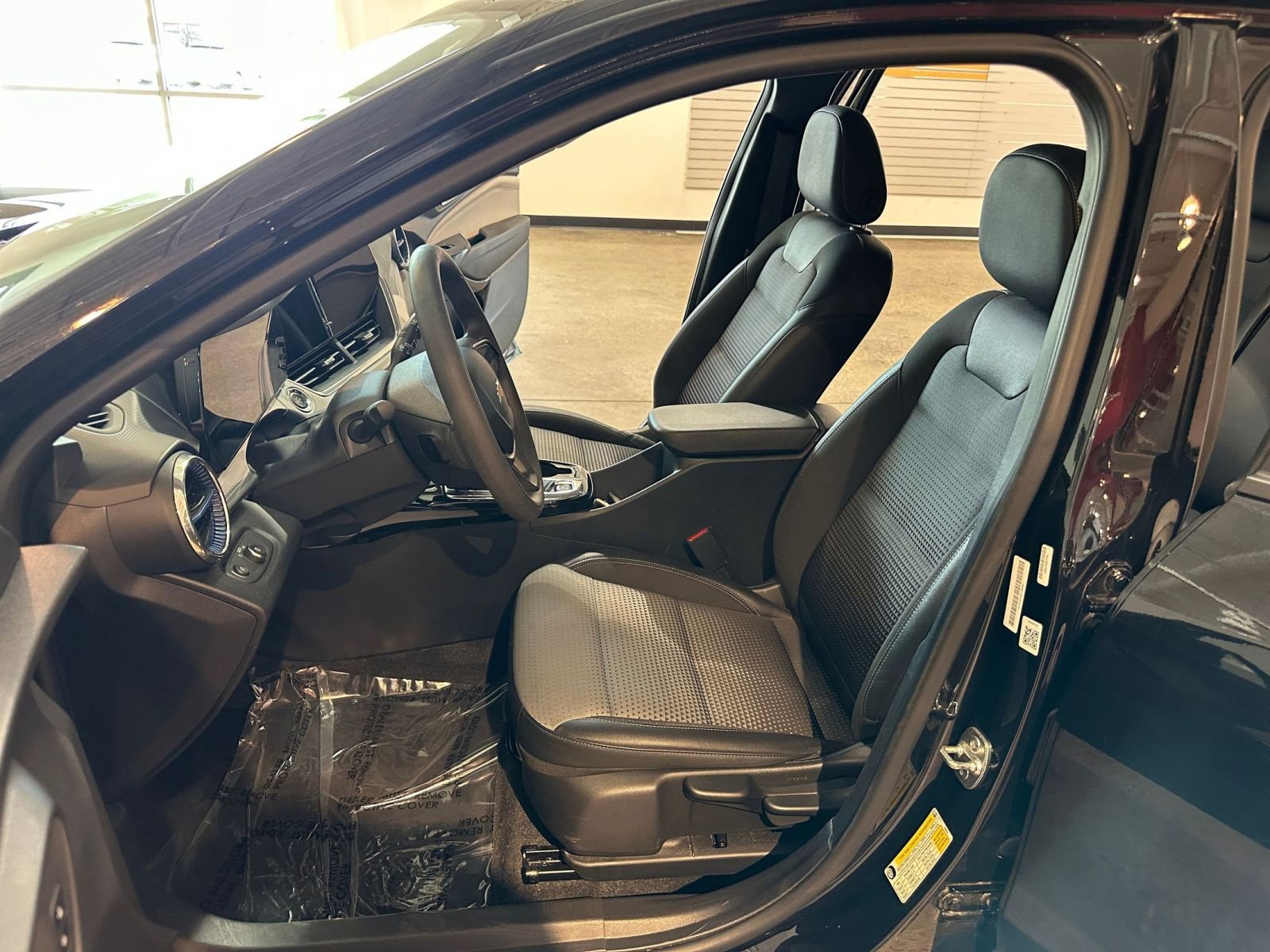 Used 2025 Chevrolet Trax LT FWD image 25