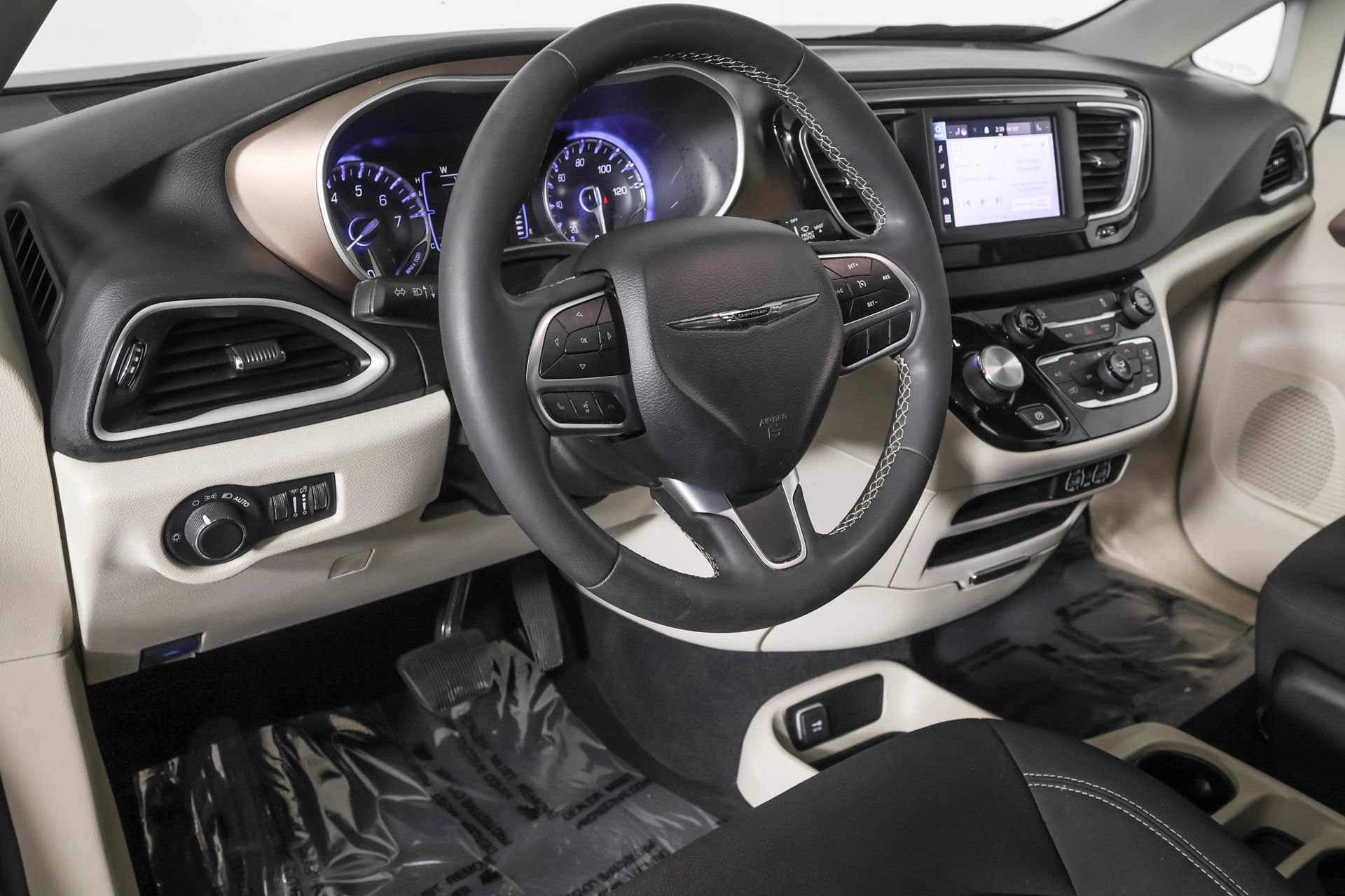 Used 2022 Chrysler Voyager LX image 5
