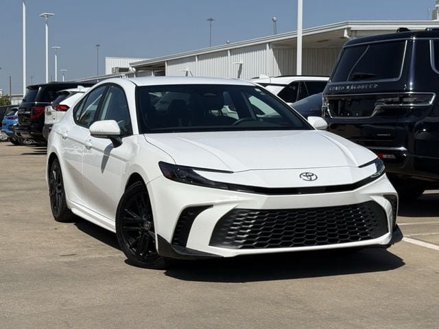 Used 2025 Toyota Camry SE FWD image 2