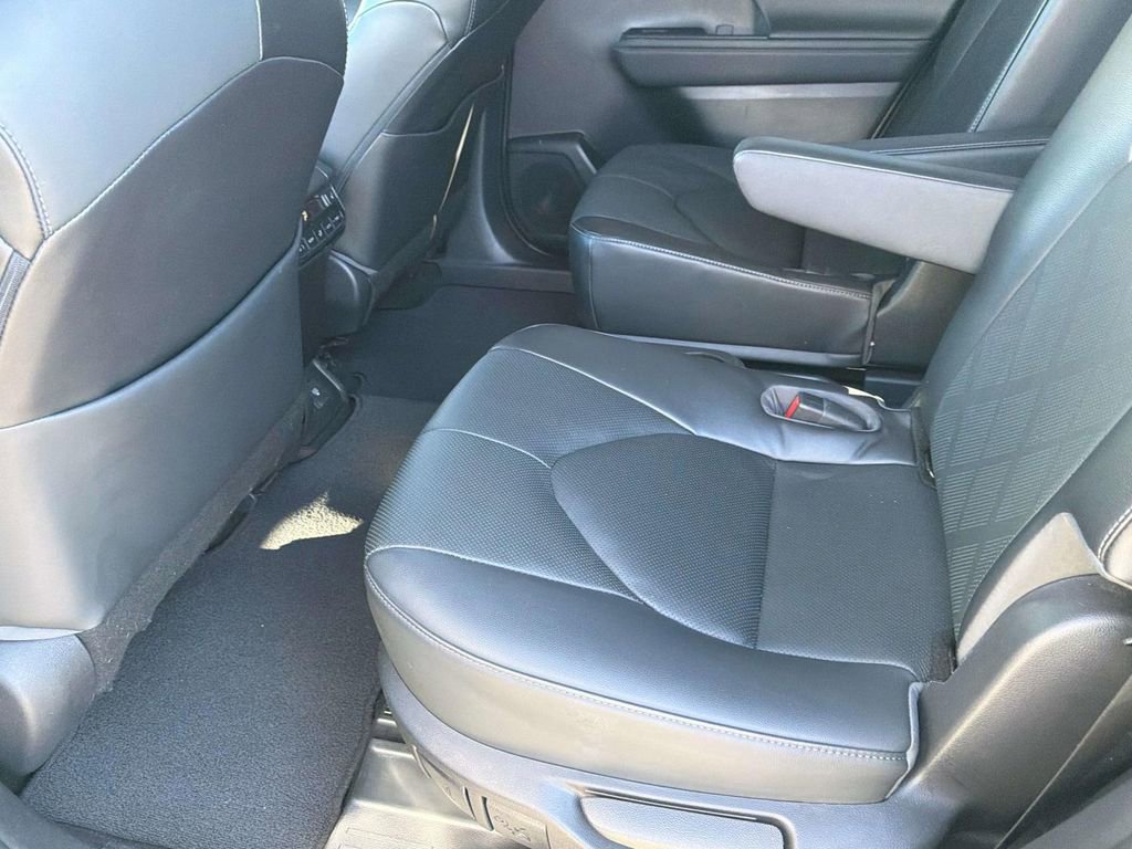 Used 2023 Toyota Highlander Platinum image 29