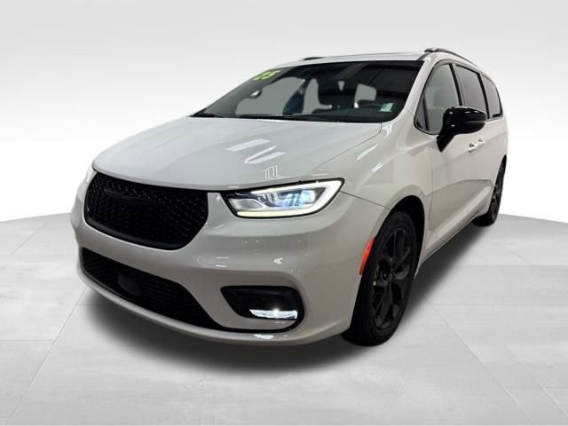 Used 2025 Chrysler Pacifica Limited image 3