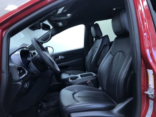 Used 2025 Chrysler Pacifica Select image 19