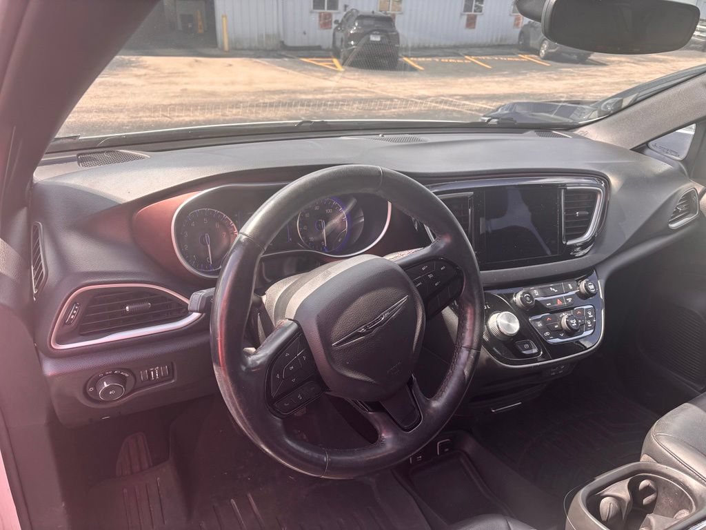 Used 2020 Chrysler Pacifica Touring-L FWD image 8