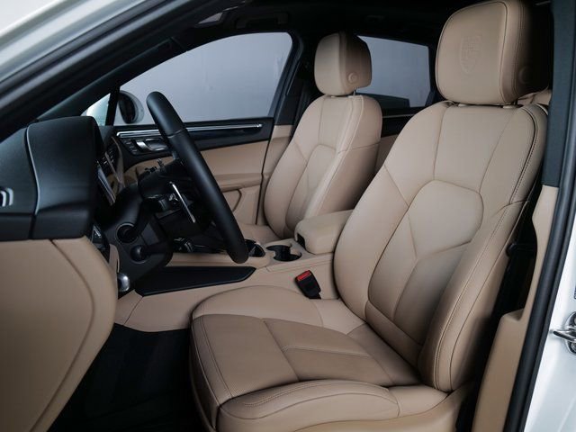 Certified 2026 Porsche Macan AWD/4WD image 5