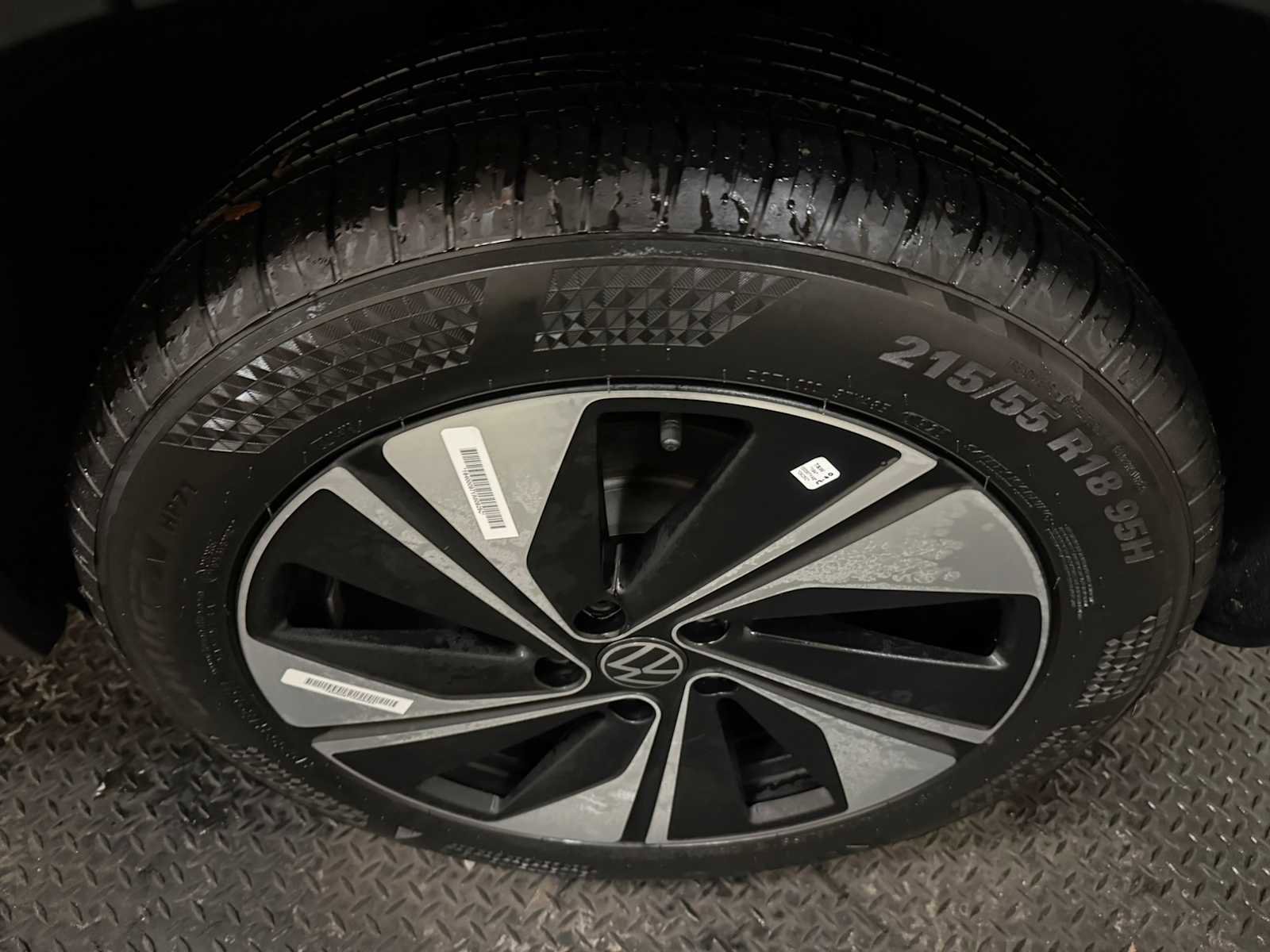 Certified 2025 Volkswagen Taos SE w/ Panoramic Sunroof Package image 9