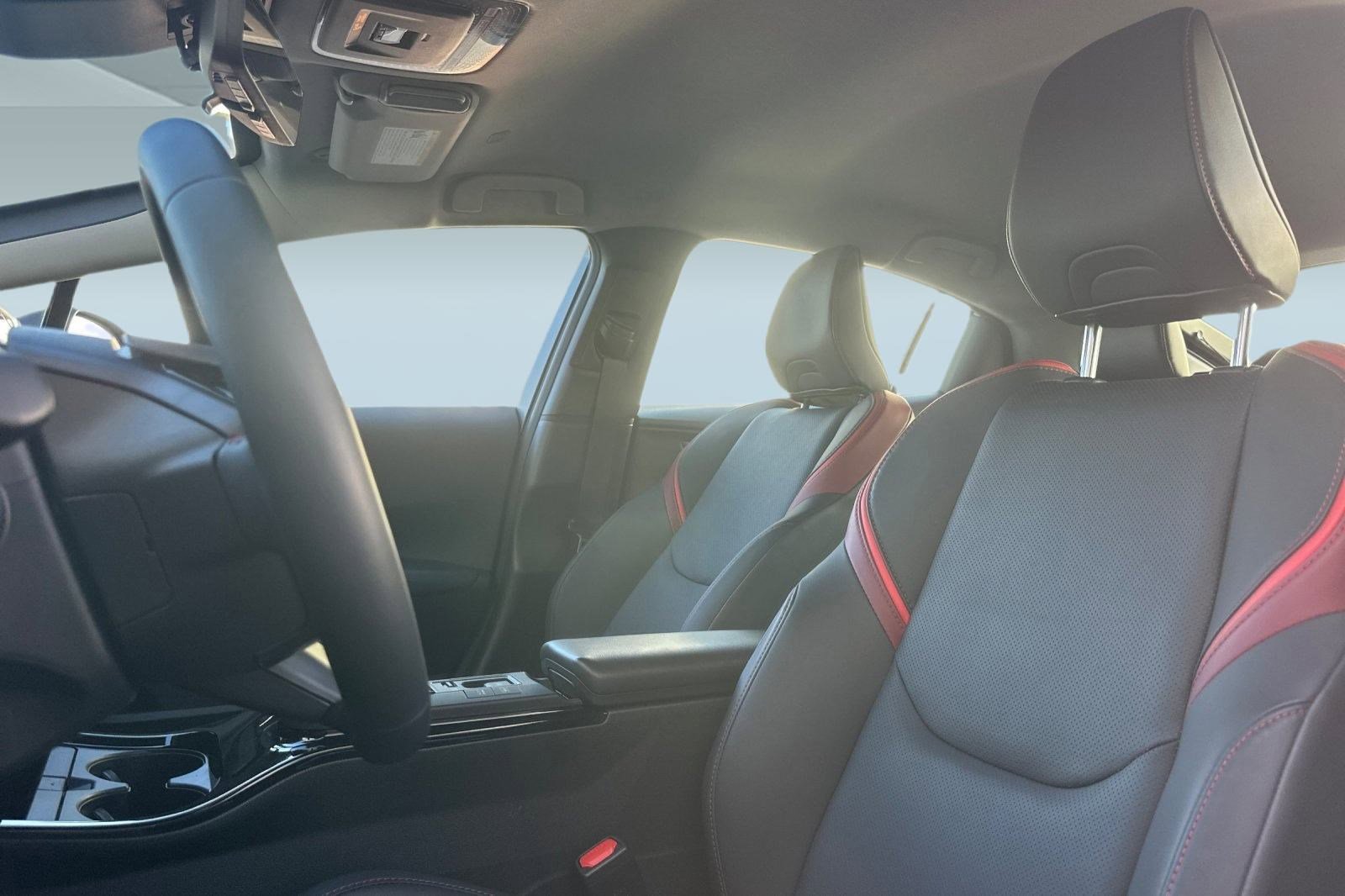 Used 2025 Toyota Prius Plug-In Hybrid image 5