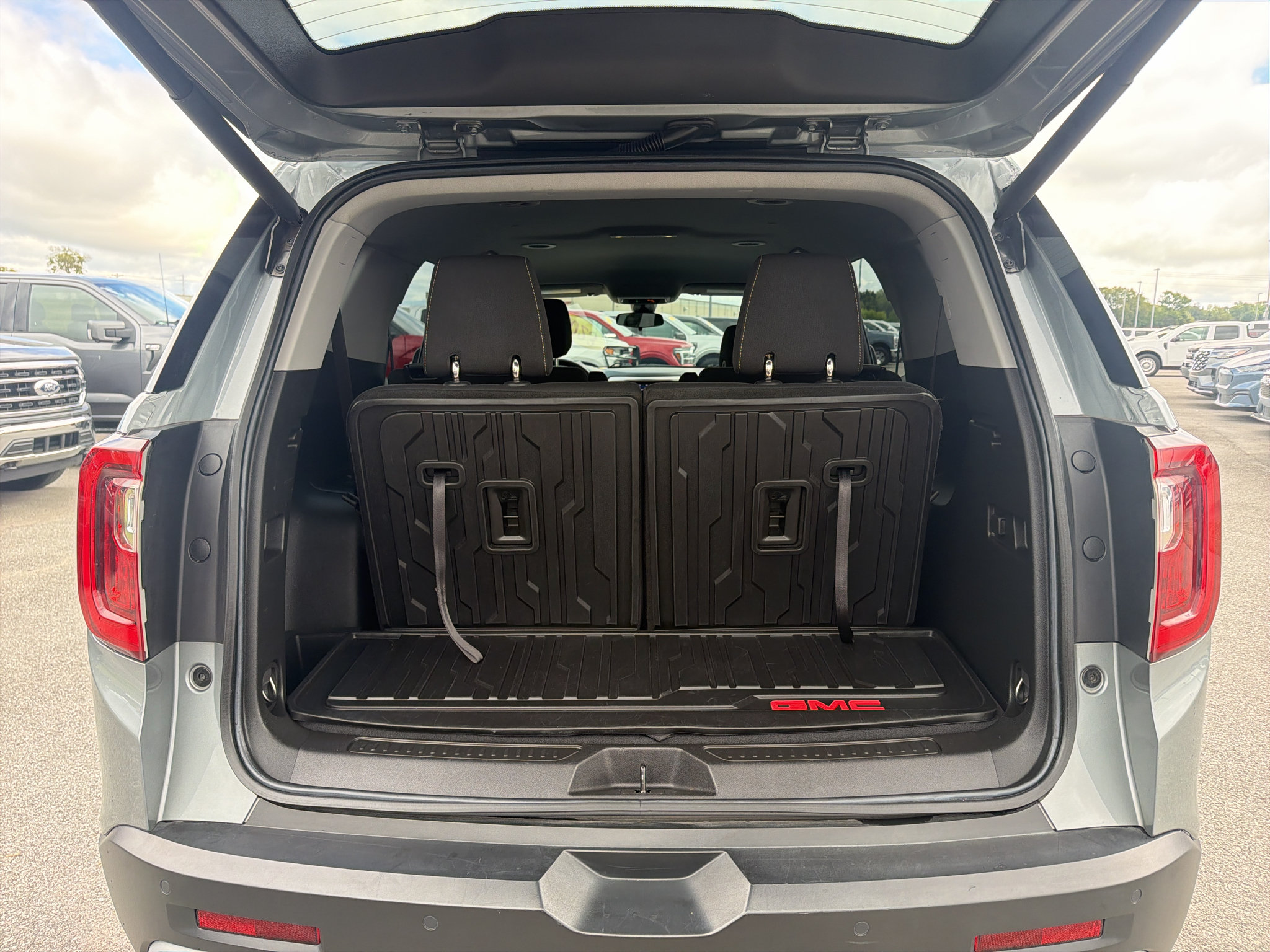 Used 2023 GMC Acadia SLE w/ Driver Convenience Package FWD image 29