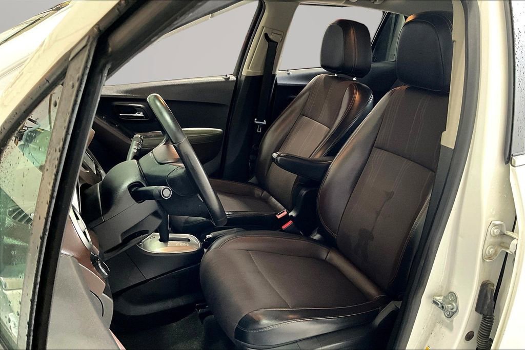 Used 2015 Chevrolet Trax LT w/ LT Sun and Sound Package image 19