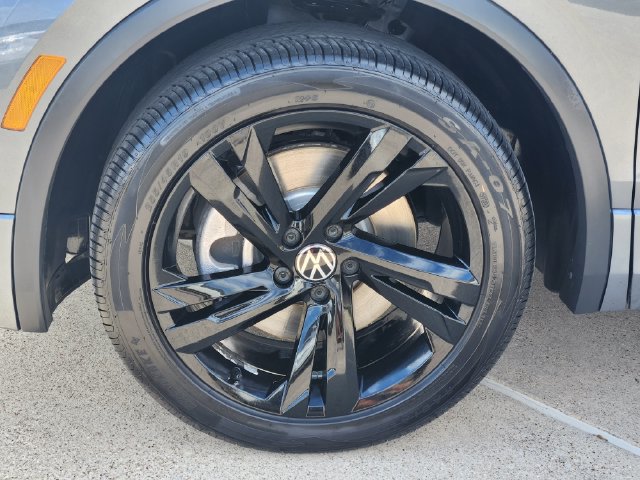 Used 2024 Volkswagen Tiguan SE R-Line FWD image 17