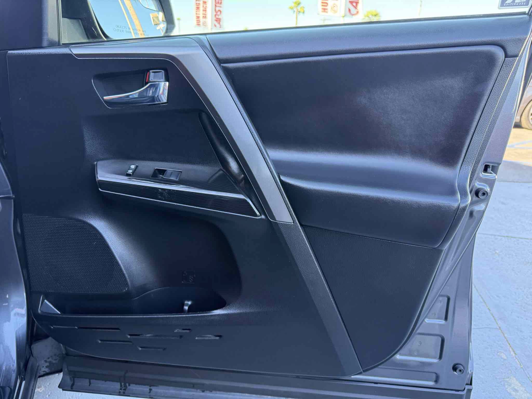 Used 2018 Toyota RAV4 SE w/ All Weather Liner Package FWD image 58