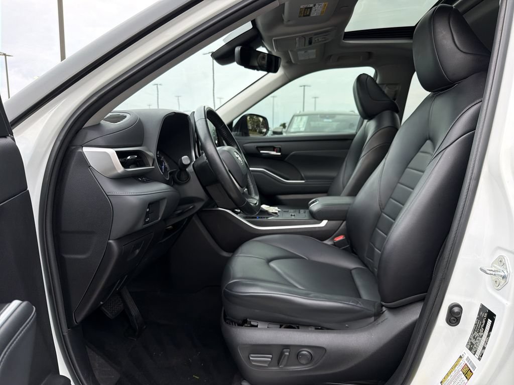 Used 2022 Toyota Highlander XLE FWD image 11