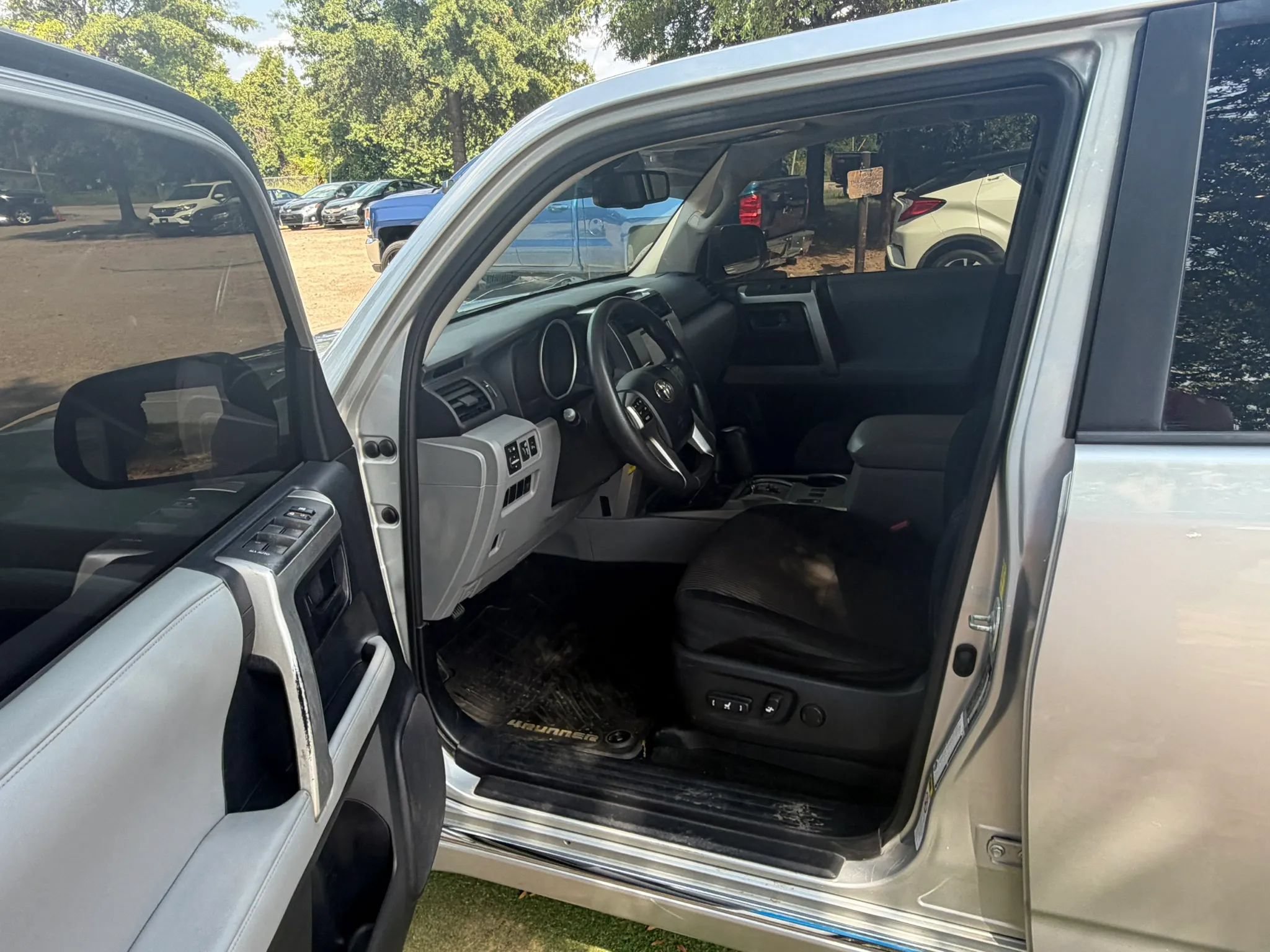 Used 2010 Toyota 4Runner SR5 AWD/4WD image 10