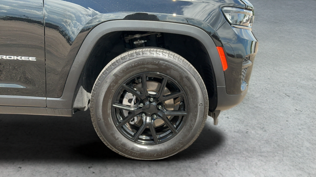 Used 2025 Jeep Grand Cherokee Laredo X RWD image 24