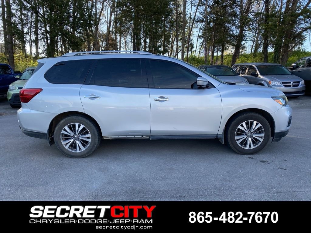 Used 2017 Nissan Pathfinder SL w/ SL Tech Package image 4