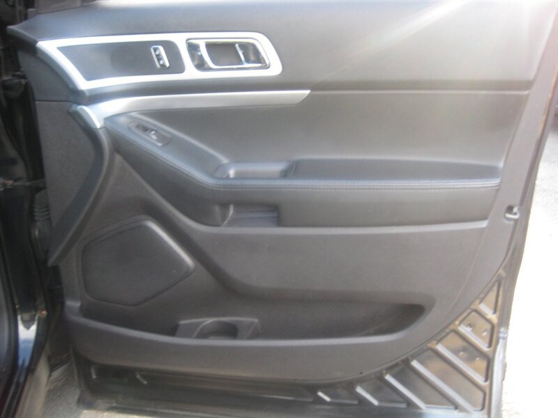 Used 2015 Ford Explorer XLT FWD image 11