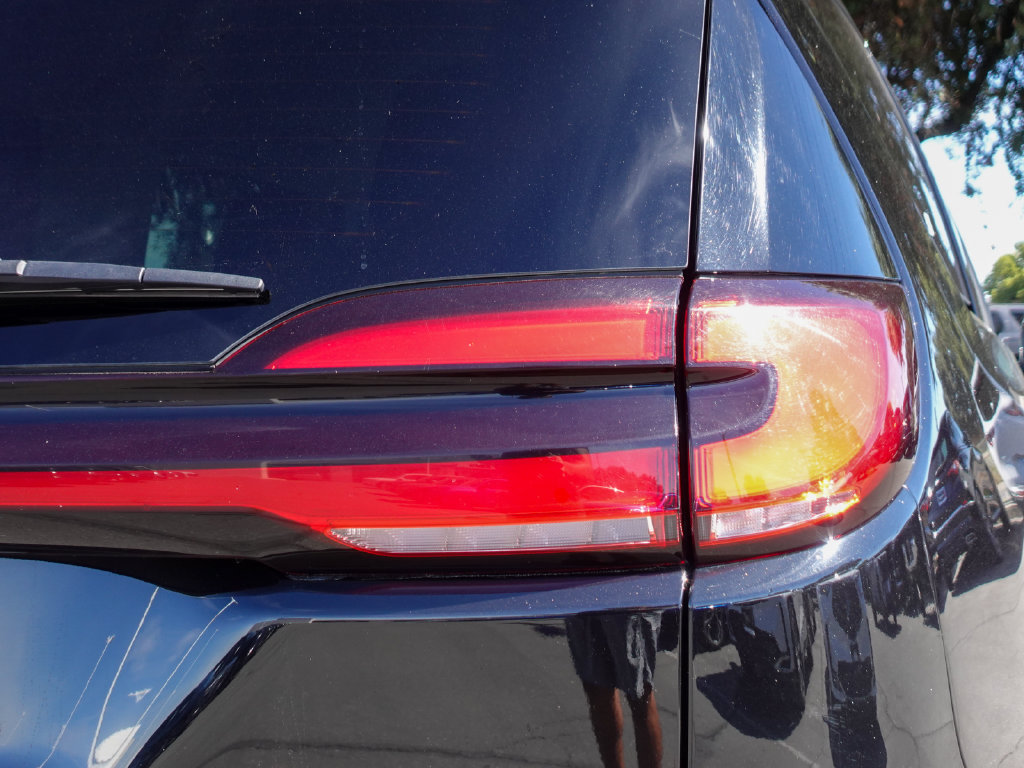 Used 2024 Chrysler Pacifica Limited FWD image 5