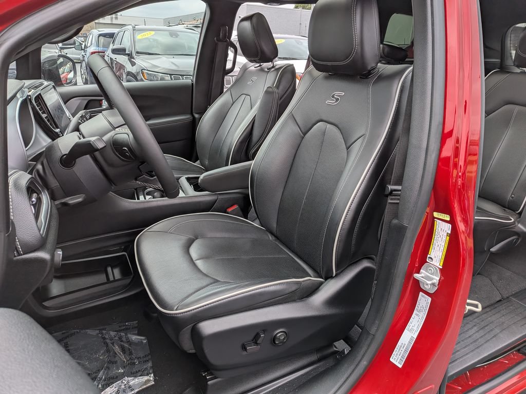 Used 2025 Chrysler Pacifica Limited FWD image 13