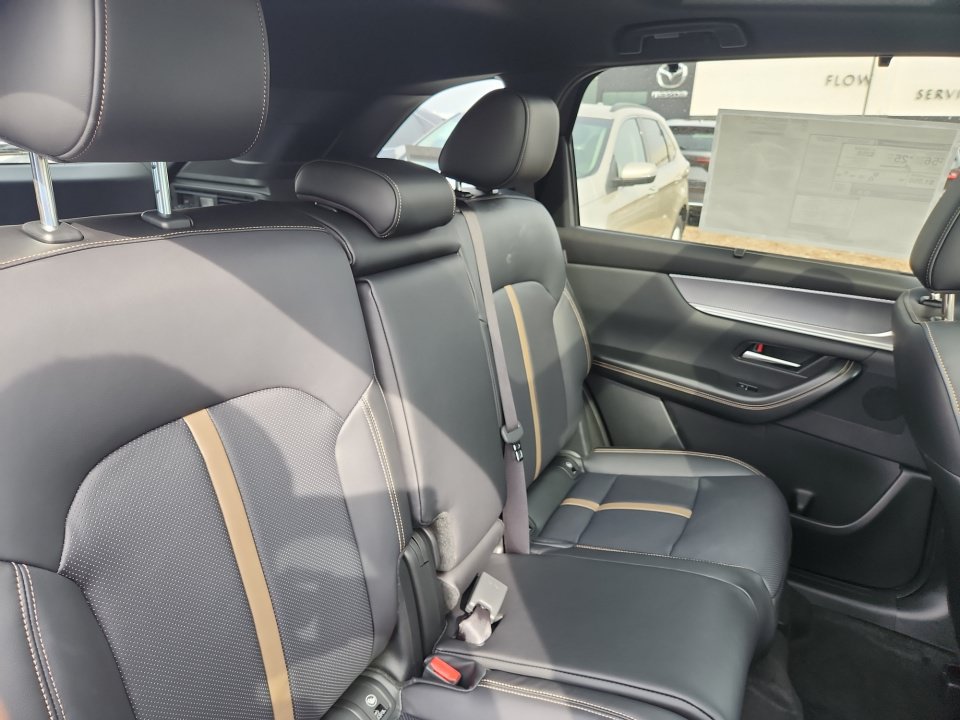 New 2025 MAZDA CX-70 Plug-In Hybrid w/ Premium Plus AWD/4WD image 30