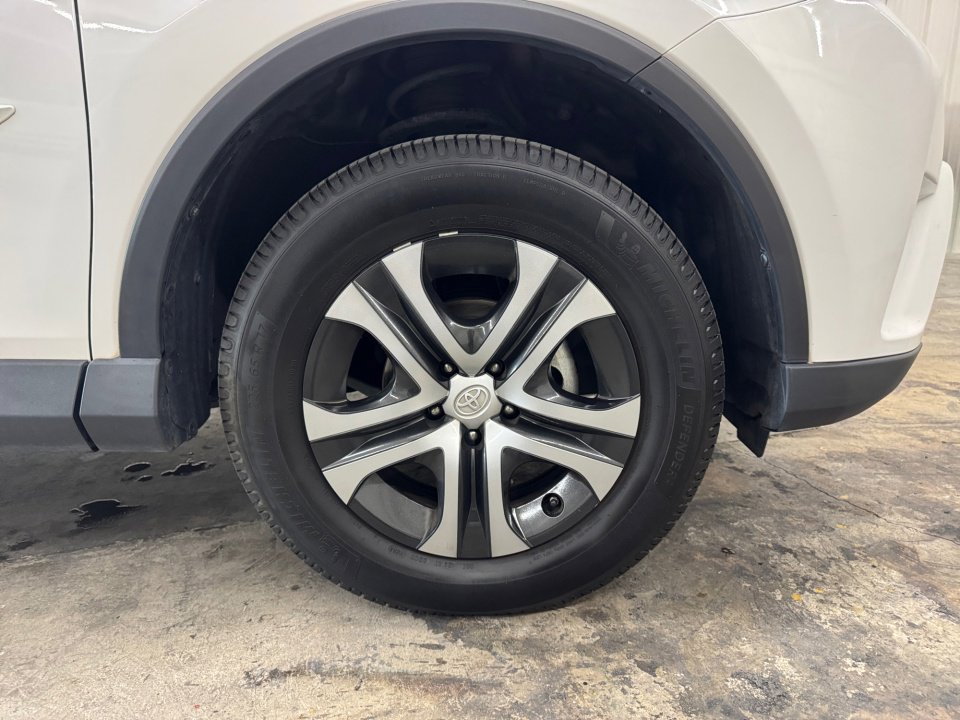 Used 2018 Toyota RAV4 LE image 29