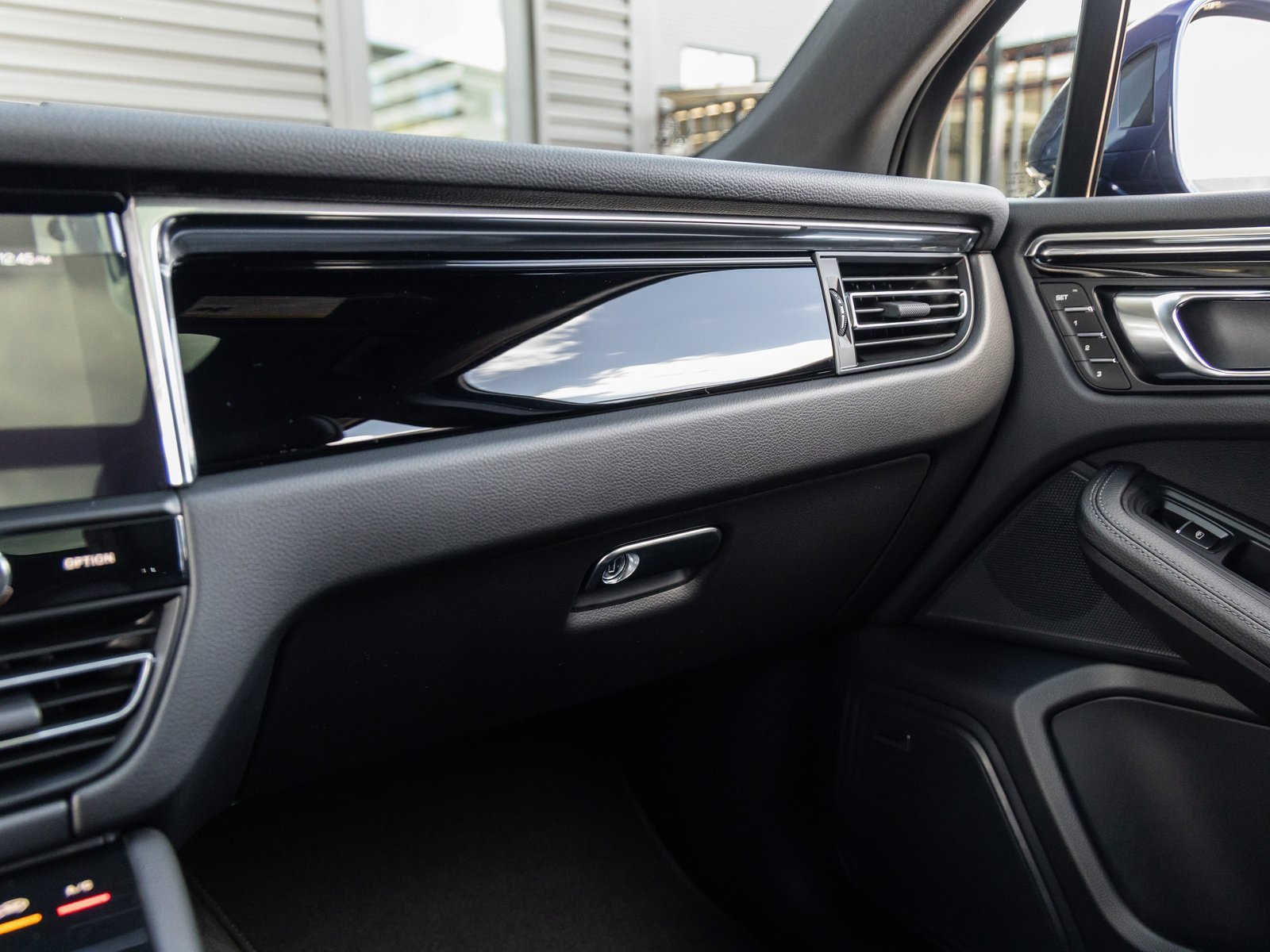 New 2026 Porsche Macan image 33