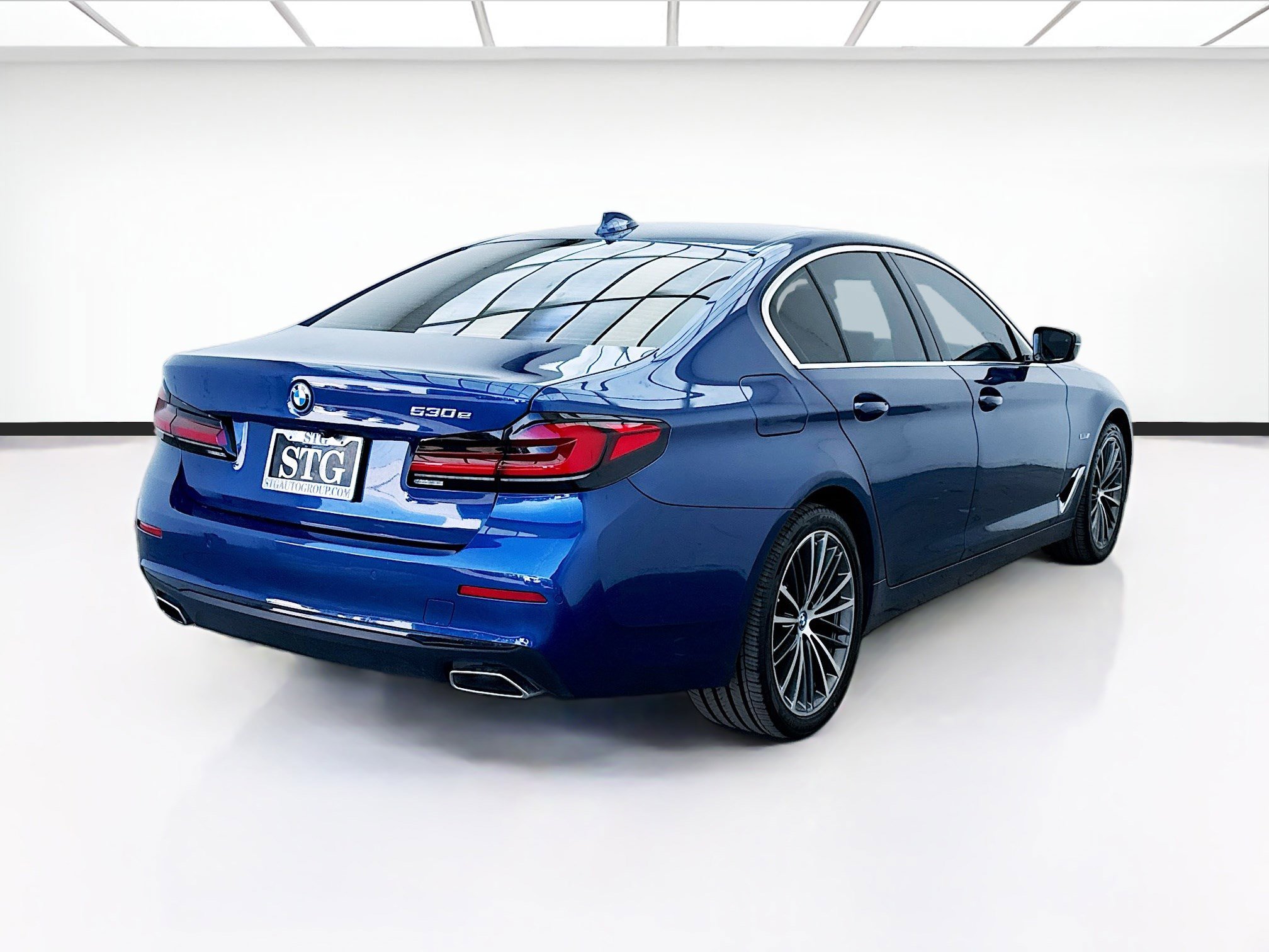 Used 2023 BMW 530e w/ Convenience Package image 4