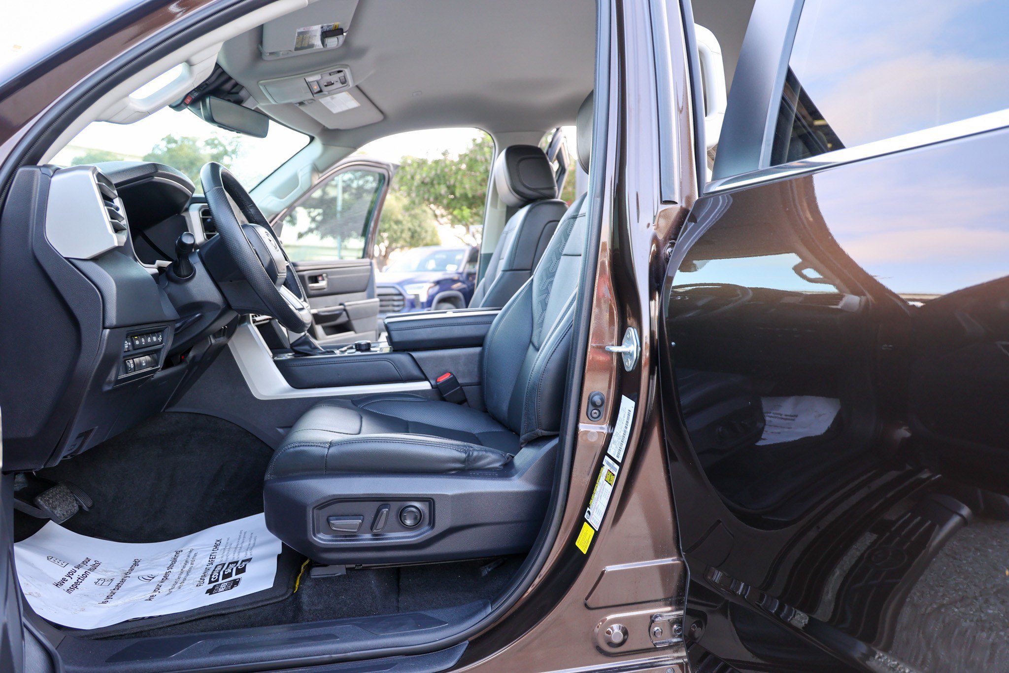 Used 2024 Toyota Tundra Limited w/ Power Package AWD/4WD image 31