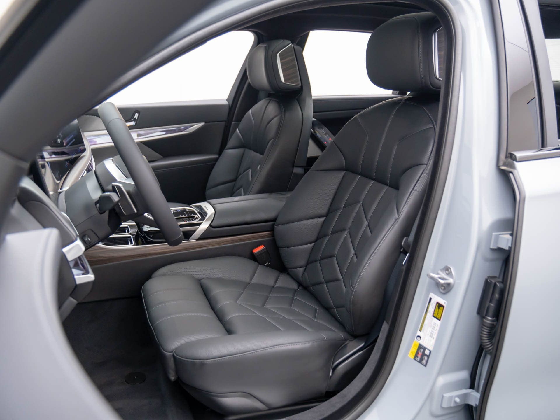 Certified 2025 BMW i7 xDrive60 image 16